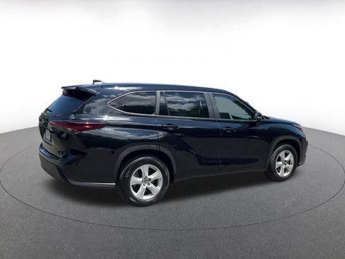 Used 2025 Toyota Highlander LE FWD image 15