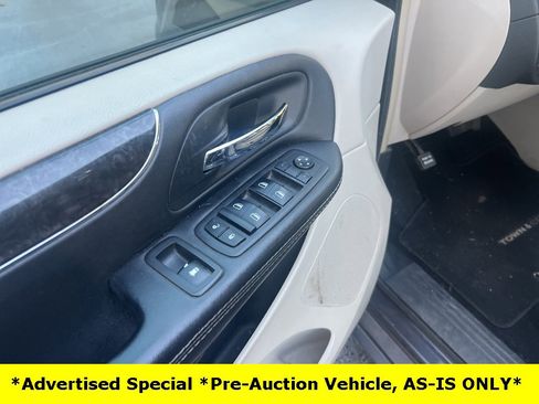 Used 2015 Chrysler Town & Country Touring image 43