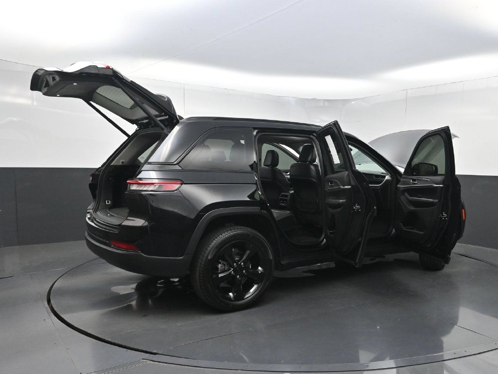 Used 2023 Jeep Grand Cherokee Limited w/ Black Appearance Package RWD image 44