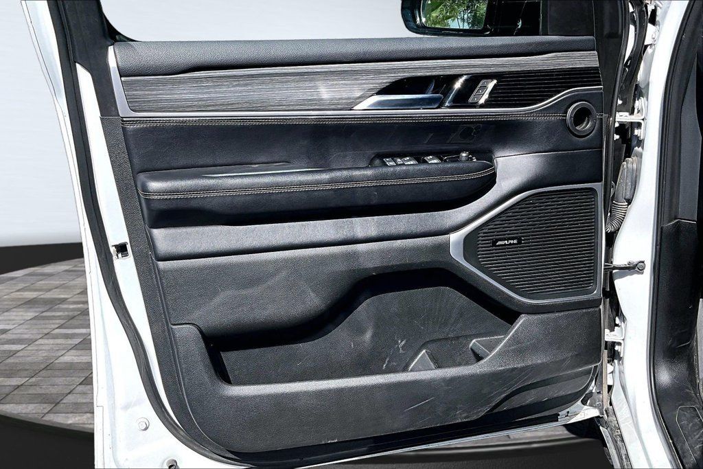 Certified 2024 Jeep Wagoneer L Series III w/ Flexible Seating Group AWD/4WD image 10