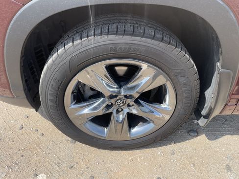 Used 2019 Toyota Highlander Limited Platinum AWD/4WD image 9