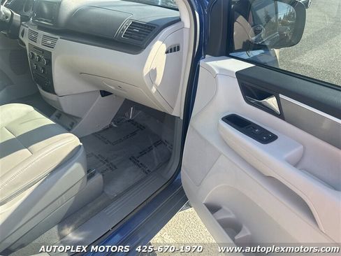 Used 2011 Volkswagen Routan SE image 10