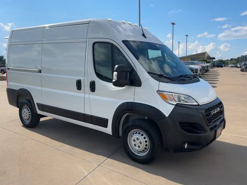 Used 2025 RAM ProMaster 2500 w/ Convenience Group FWD image 3