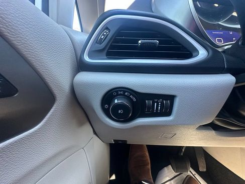 Used 2023 Chrysler Pacifica Touring-L FWD image 16