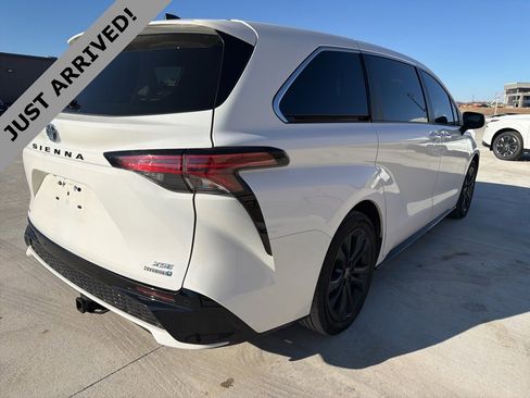 Used 2022 Toyota Sienna XSE image 5