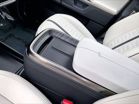 Used 2025 Rivian R1S Premium image 17