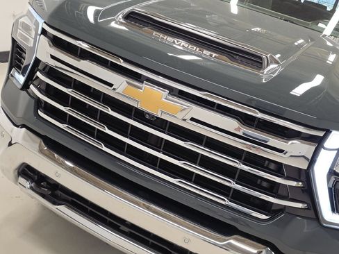 Used 2025 Chevrolet Silverado 2500 LTZ w/ LTZ Premium Package AWD/4WD image 43