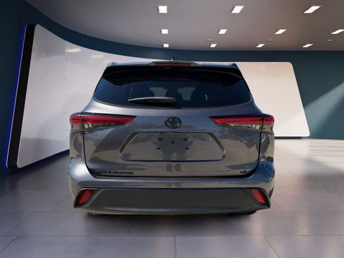 Used 2023 Toyota Highlander LE image 4