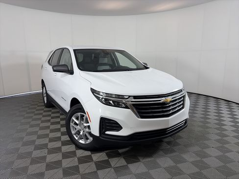Used 2023 Chevrolet Equinox LS w/ LS Convenience Package FWD image 1