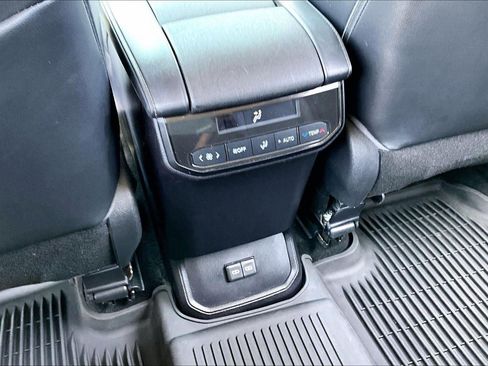 Used 2022 Toyota Highlander XLE AWD/4WD image 10