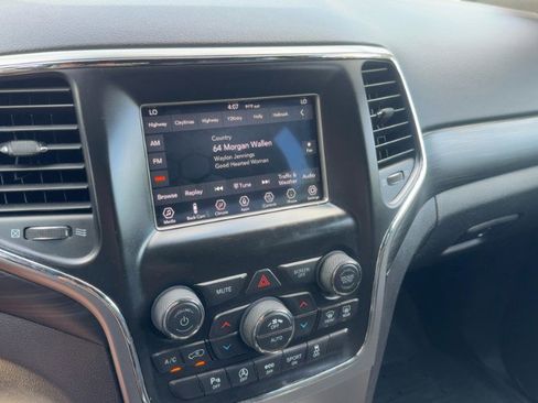 Used 2020 Jeep Grand Cherokee Laredo AWD/4WD image 17