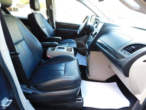 Used 2014 Chrysler Town & Country Touring image 21