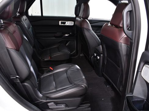 Used 2023 Ford Explorer Platinum w/ Technology Package image 19