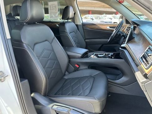 Used 2025 Volkswagen Atlas SE AWD/4WD image 10