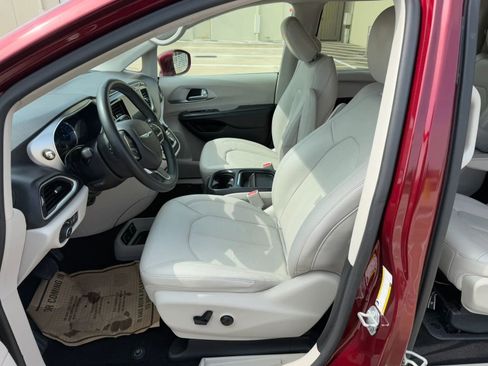Used 2018 Chrysler Pacifica Touring-L FWD image 10