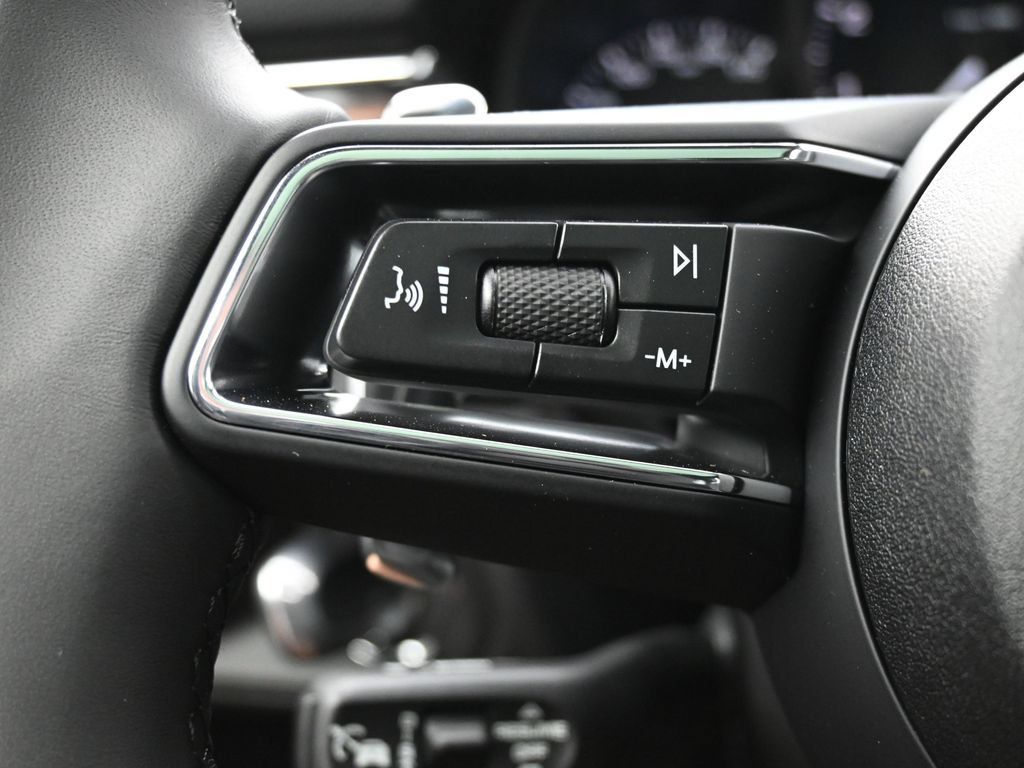 Certified 2025 Porsche Macan AWD/4WD image 19