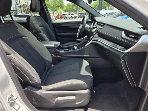 Used 2025 Jeep Grand Cherokee Laredo X w/ Luxury Tech Group I RWD image 14