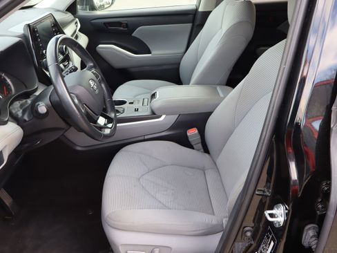 Used 2021 Toyota Highlander LE image 16