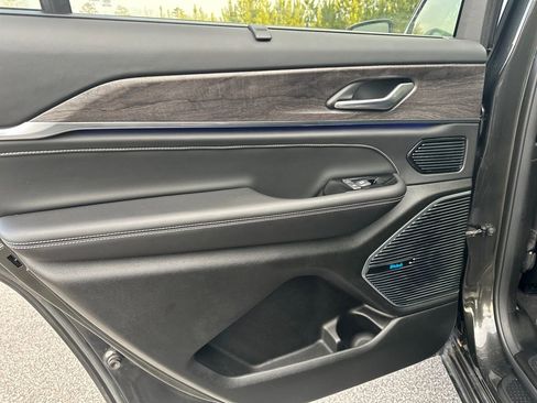 Used 2022 Jeep Grand Cherokee L Overland w/ Advanced Protech Group III image 32