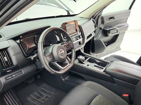 Used 2024 Nissan Pathfinder SV image 9