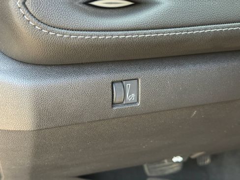 Used 2023 Chevrolet Colorado LT AWD/4WD image 14