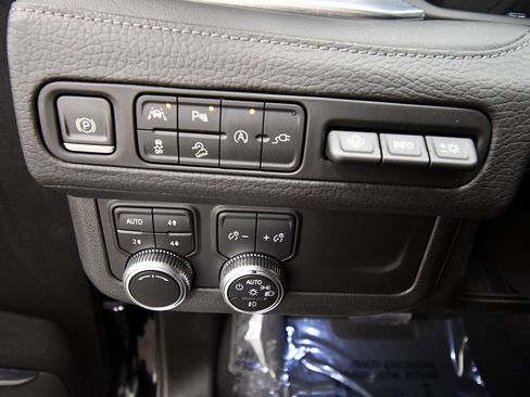 Used 2021 GMC Yukon Denali w/ Denali Premium Package image 20