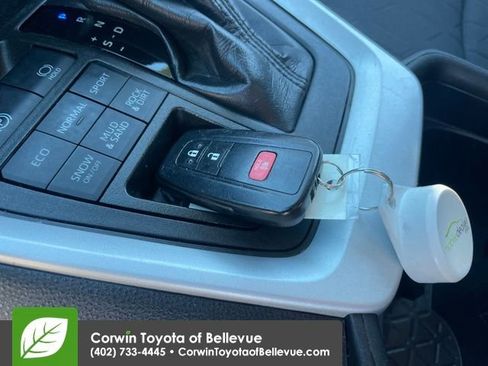 Used 2020 Toyota RAV4 XLE image 27