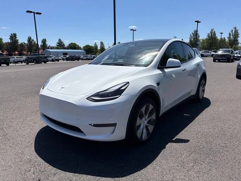 Used 2024 Tesla Model Y Long Range RWD image 3
