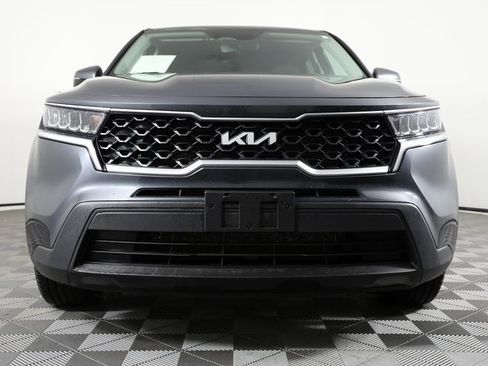 Used 2023 Kia Sorento LX image 2