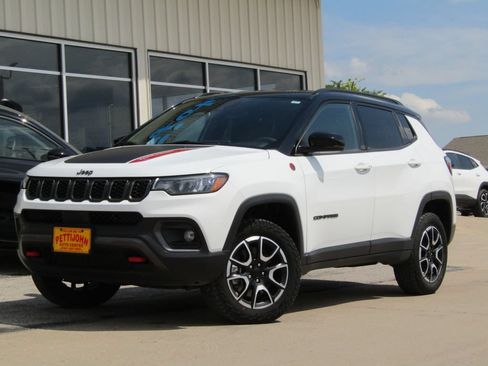Used 2024 Jeep Compass Trailhawk AWD/4WD image 12