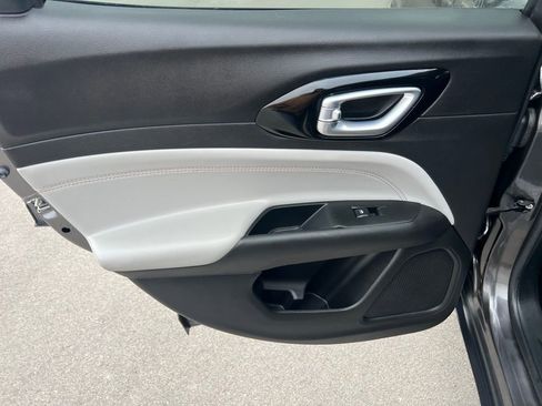 Used 2022 Jeep Compass Limited image 19