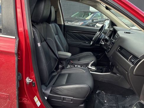 Used 2018 Mitsubishi Outlander SEL image 6