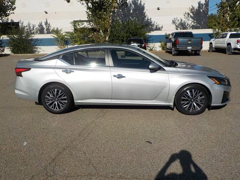 Used 2023 Nissan Altima 2.5 SV w/ SV Premium Package image 3