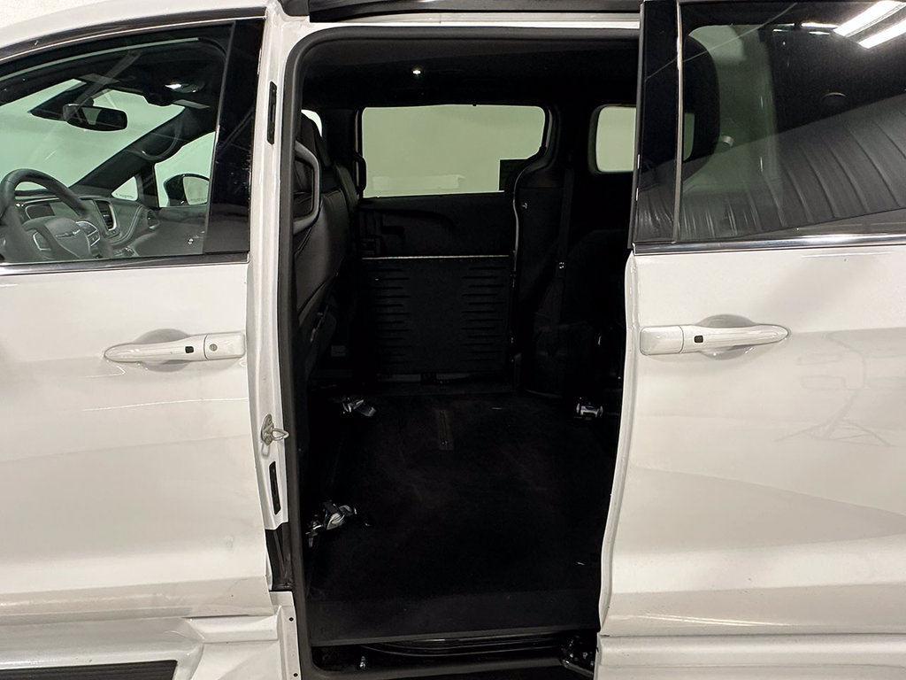 Used 2025 Chrysler Pacifica Select FWD image 12