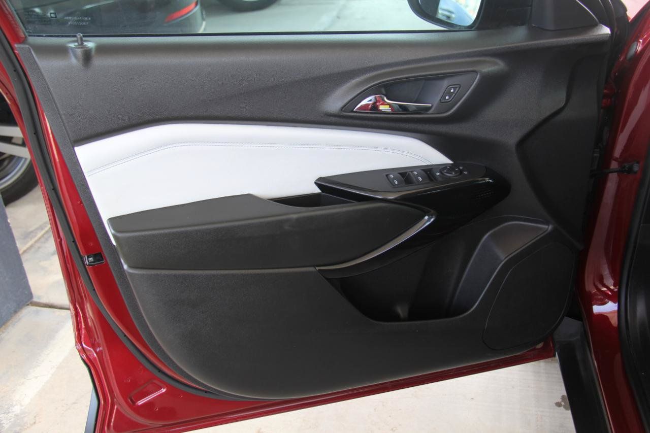 Used 2025 Chevrolet Trax LT w/ LT Convenience Package FWD image 19