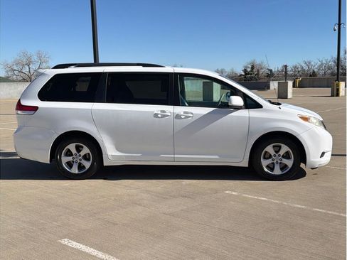 Used 2011 Toyota Sienna LE image 9