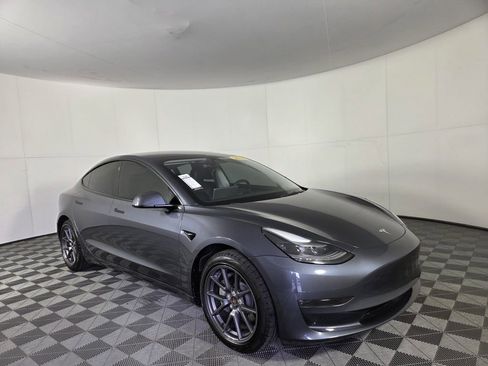 Used 2023 Tesla Model 3 Standard Range image 2