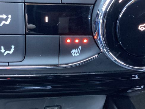 Used 2025 Chevrolet Trax LT w/ LT Convenience Package image 6