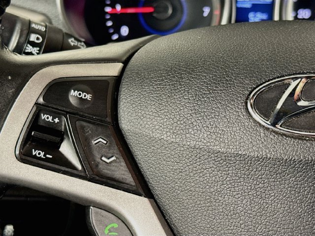 Used 2017 Hyundai Veloster Value Edition FWD image 11