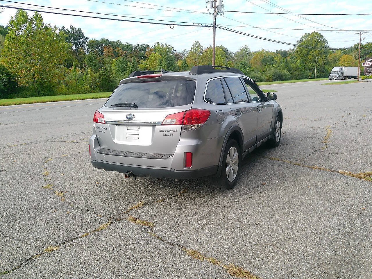 Used 2011 Subaru Outback 3.6R Limited w/ PWR Moonroof Pkg AWD/4WD image 9