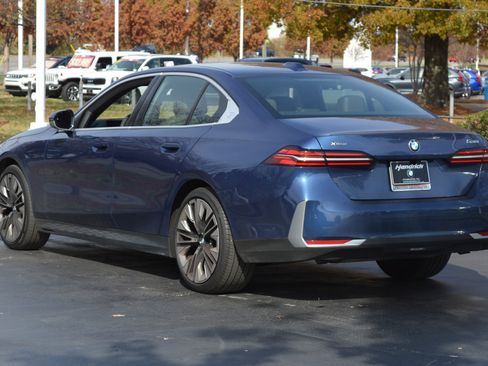 Used 2025 BMW 530i xDrive w/ Premium Package image 9