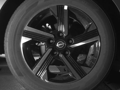 Used 2025 Nissan Sentra SV FWD image 15