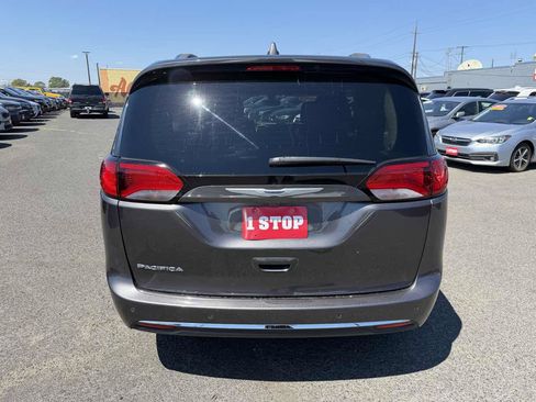 Used 2020 Chrysler Pacifica Touring-L FWD image 4