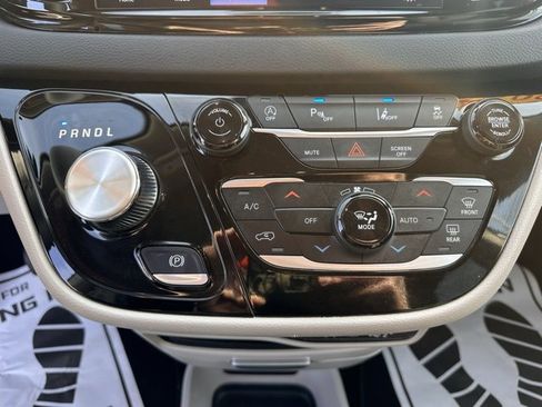 Used 2024 Chrysler Pacifica Touring-L image 25