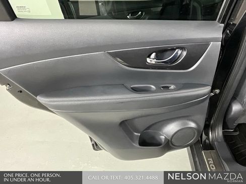 Used 2017 Nissan Rogue SV FWD image 18