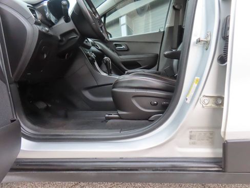 Used 2020 Chevrolet Trax LT w/ LT Convenience Package AWD/4WD image 12