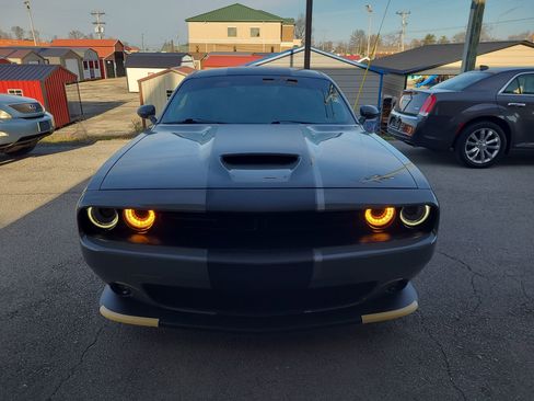 Used 2019 Dodge Challenger SXT image 8