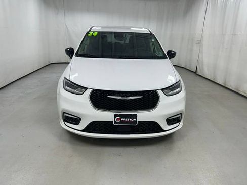 Used 2024 Chrysler Pacifica Limited FWD image 3