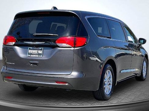 Used 2022 Chrysler Voyager LX FWD image 2
