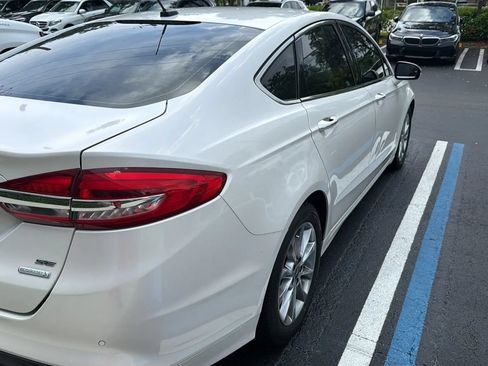 Used 2017 Ford Fusion SE w/ Fusion SE Technology Package FWD image 3